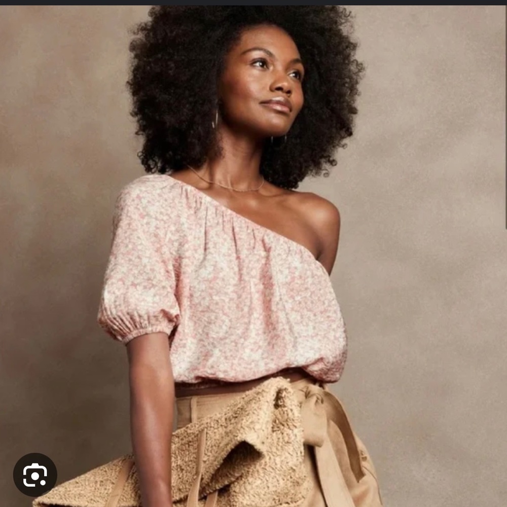 Banana Republic One-Shoulder Cropped Top. Brand new with tags!
Color:		Pink Fog